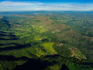 Imagem aérea de grande área São Tomé das Letras e pontos de mineração em Minas Gerais. Vista...