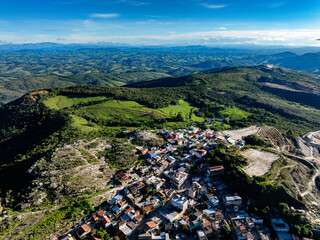 Imagem aérea de grande área São Tomé das Letras e pontos de mineração em Minas Gerais. Vista...