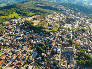Imagem aérea de grande área São Tomé das Letras e pontos de mineração em Minas Gerais. Vista...