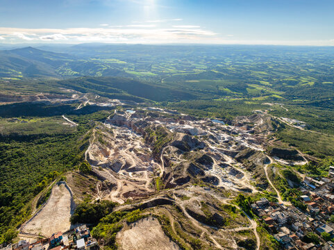 Imagem a&eacute;rea de grande &aacute;rea S&atilde;o Tom&eacute; das Letras e pontos de minera&ccedil;&atilde;o em Minas Gerais. Vista ampla e panor&acirc;mica da regi&atilde;o.