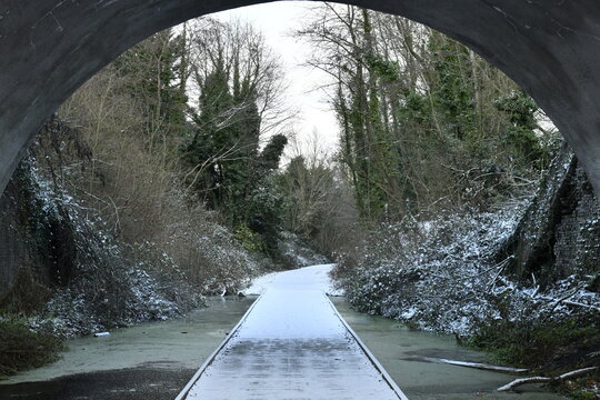 Passage enneig&eacute; sur caillebotis sous le pont &agrave; arche &agrave; &Eacute;caussinnes d'Enghien (Soignies)