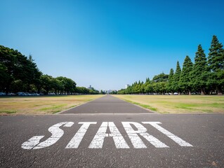 一直線に伸びる並木道と路面に描かれたSTARTが象徴する新しい挑戦の始まり
