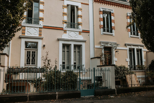 Fa&ccedil;ade de maison de ville &eacute;l&eacute;gante avec d&eacute;tails architecturaux, style europ&eacute;en classique