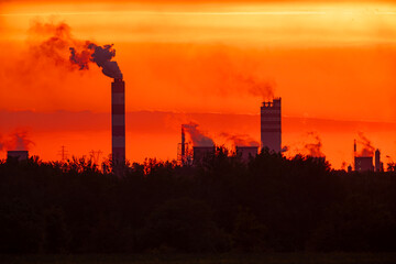 Fabryka chemiczna na tle wieczornego nieba © Grzegorz