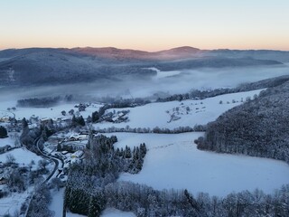 D&auml;mmerung &uuml;ber den Feldern des winterlichen Wienerwaldes 