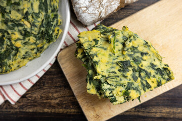 Spinach farinata with bread and kitchen towels