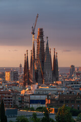 Naklejka premium Vue de la Sagrada Familia mettant en valeur son architecture unique, ses détails sculpturaux et ses tours emblématiques dans le paysage urbain de Barcelone.