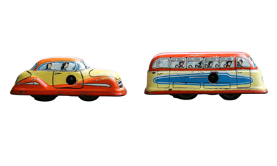 Zwei alte bunte Blechautos freigestellt mit PNG