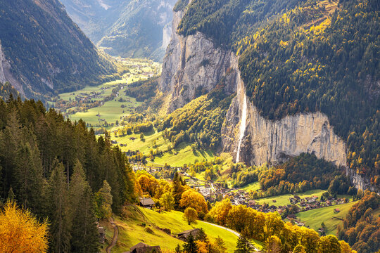 Lauterbrunnen, Switzerland from Wengen in the Fall 4061