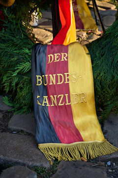 Trauerkranz des Bundeskanzlers Friedrich Merz zum Gedenken an den Anschlag auf den Weihnachtsmarkt in Magdeburg an der Johanniskirche