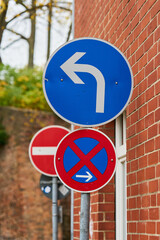 Schilderwald, verschiedene Verkehrsschilder in einer Stra&szlig;e in L&uuml;neburg in Deutschland