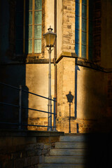Laterne mit Schatten vor der Fassade der Johanniskirche in Magdeburg bei Sonneuntergang 