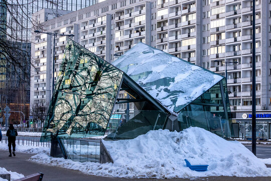 Warszawa, Polska, 4 stycznia 2026 r. Wejście do stacji metra warszawskiego.