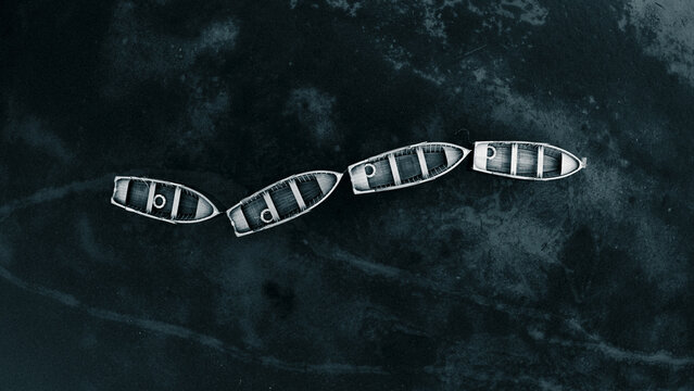 Vier Boote auf dunklem Wasser &ndash; Luftaufnahme / Four Boats on Dark Water &ndash; Aerial View