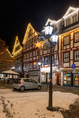 Obraz premium Herborn, historische Fachwerkstadt im Lahn-Dill-Kreis, Innenstadt am Abend