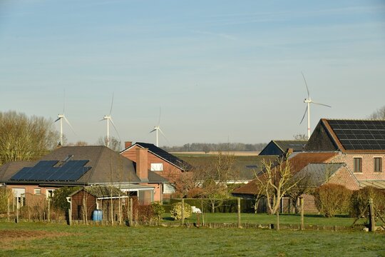 Cabanons et fermes pr&egrave;s d'un parc &eacute;olien &agrave; Ghislenghien (Ath)