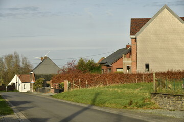 Route entre les b&acirc;timents r&eacute;cents et plus anciens &agrave; Ghislenghien (Ath)
