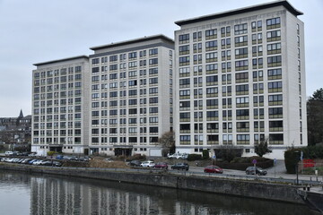 Ensemble de trois immeubles d'H.L.M. le long de la Meuse &agrave; Namur 