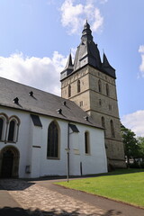 Blick auf die Propsteikirche St. Petrus und Andreas im Zentrum der Stadt Brilon im Sauerland	