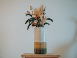 Bouquet de fleurs s&eacute;ch&eacute;es et gramin&eacute;es dans un vase minimaliste, concept de d&eacute;coration int&eacute;rieure boh&egrave;me