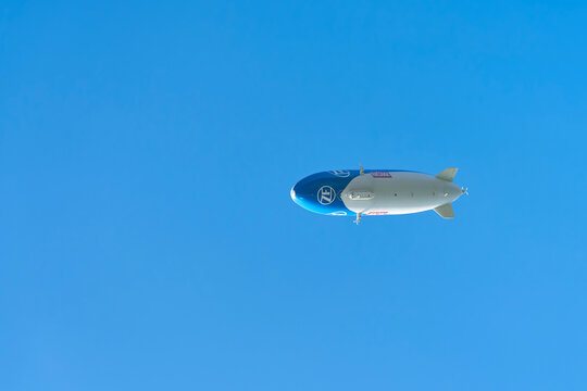 Luftschiff, Zeppelin der Firma ZF Friedrichshafen AG &uuml;ber dem Bodensee bei Bregenz. Textfreiraum auf der linken Seite.