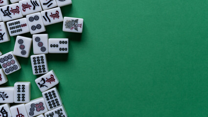 緑色背景に並ぶマージャン牌	