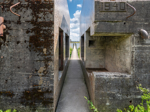 Cut-through bunker in Zijderveld, Utrecht province, The Netherlands - Doorgezaagde bunker