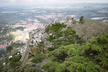 Obraz premium Ancient Stone Walls and Mountain Landscape of the Moorish Castle in Sintra, Portugal