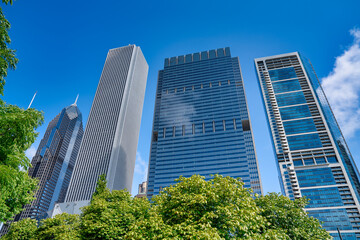 Fototapeta premium Downtown Chicago skyscrapers with blue sky from Millennium Park