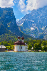 Sch&ouml;ner Blick auf den K&ouml;nigssee, mit der ber&uuml;hmten Wallfahrtskirche St. Bartholom&auml;. In Bayern, Deutschland.
