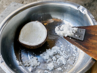 ガタイで削ったココナッツの実　タイの伝統料理