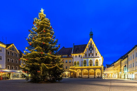 Rathaus von Amberg im Winter mit Weihnachtsbaum,