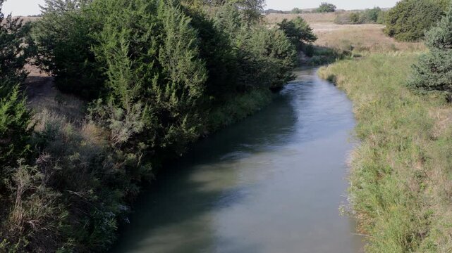 High view of the Dismal River in central Nebraska, showing the river&rsquo;s curving green edge and trees