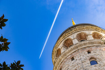 トルコイスタンブールのガラタ塔と飛行機雲