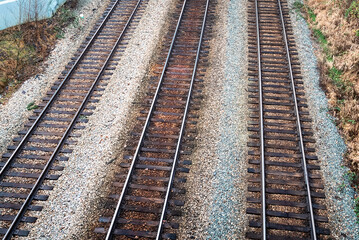 Obraz premium Three sets of empty railroad tracks on an overcast day