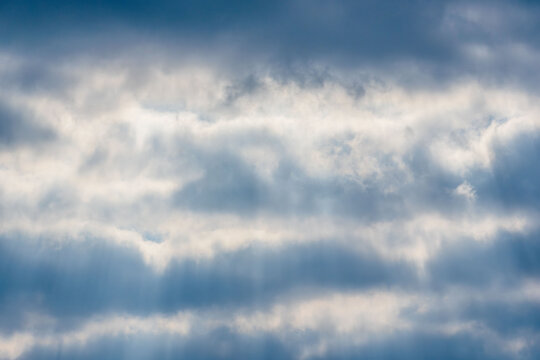 冬の山から見た空　雲の隙間から光差す05