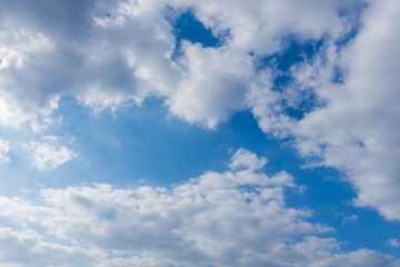 Fototapeta premium 冬の雲が多い日の空と隙間の青空01