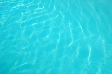 textura de &aacute;gua de piscina transparente no ver&atilde;o 
