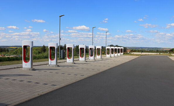Eine leere Ladestation zum tanken von Elektroautos