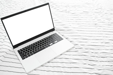 침대 위 비즈니스 노트북 목업