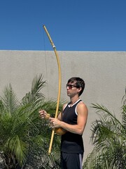 homem tocando bibimbau 
