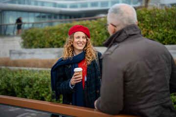 Obraz premium Smiling woman having coffee break discussion with man