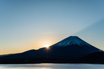 Fototapeta premium 山梨県本栖湖からの富士山と初日の出