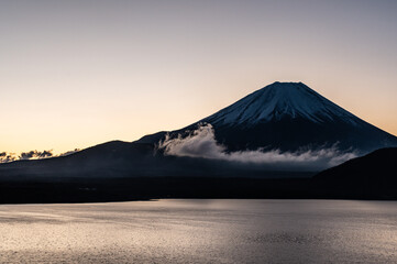 山梨県本栖湖からの富士山と初日の出