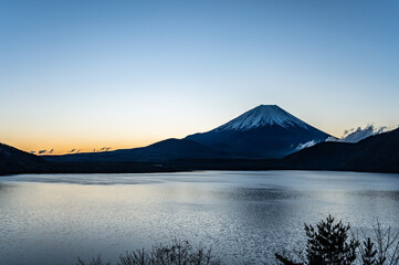 日本山梨県本栖湖からの富士山と初日の出