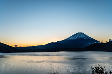 日本山梨県本栖湖からの富士山と初日の出