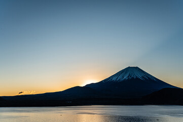日本山梨県本栖湖からの富士山と初日の出