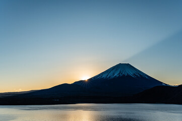 日本山梨県本栖湖からの富士山と初日の出