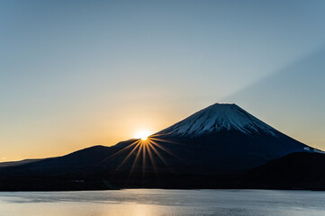 日本山梨県本栖湖からの富士山と初日の出