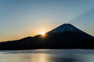 日本山梨県本栖湖からの富士山と初日の出